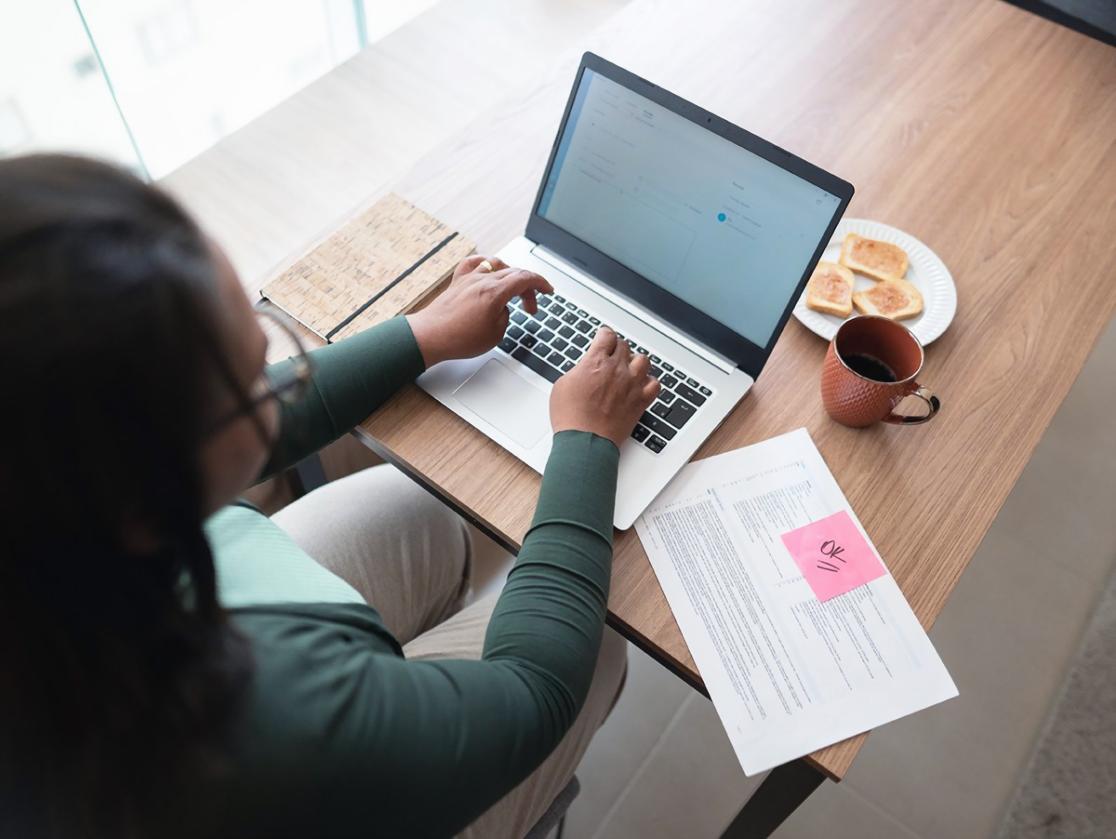 Interfaz de ejercicio práctico con visualización de series temporales y controles de modelo