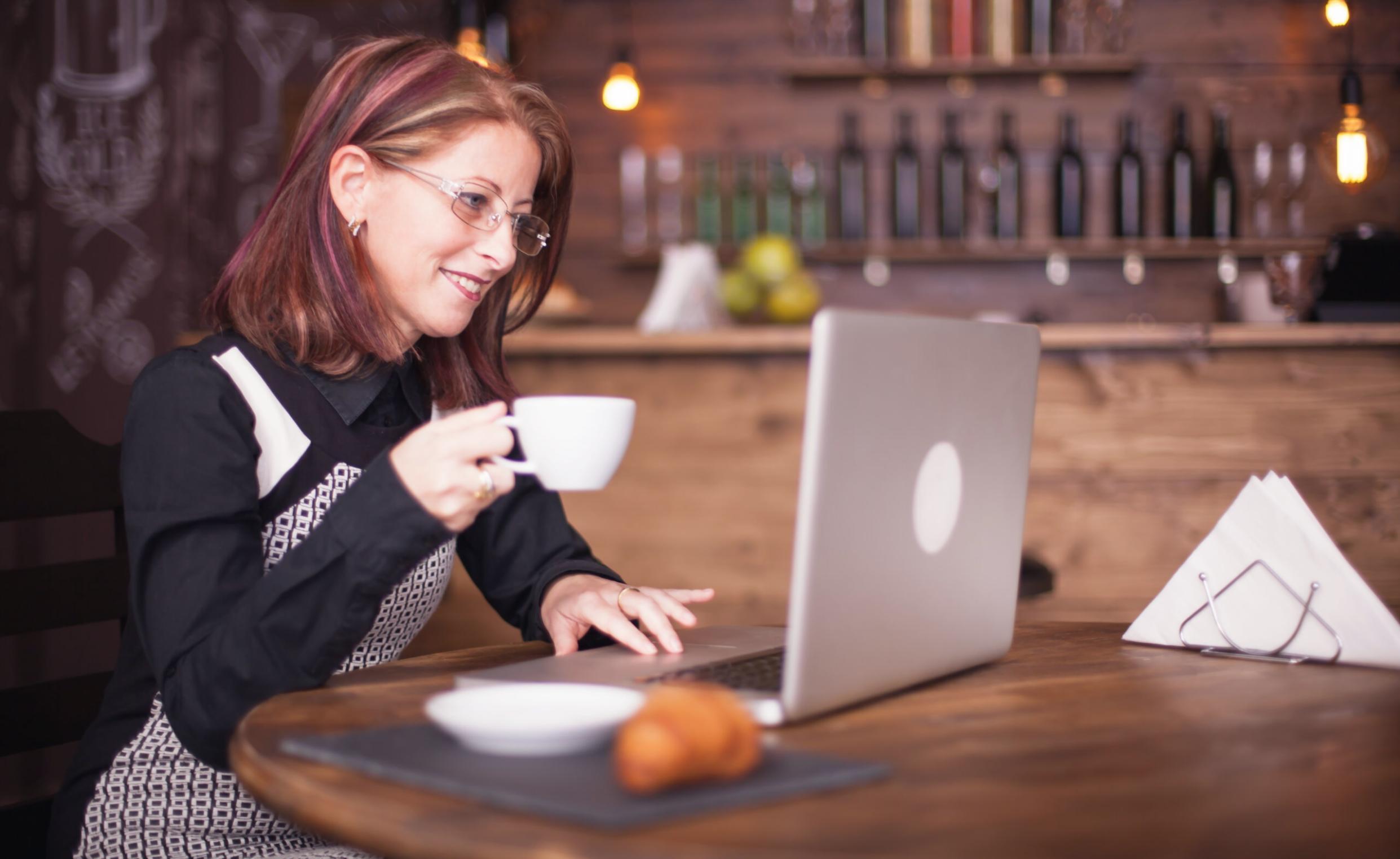 Ejemplo de interfaz de curso mostrando gráficos de series temporales y análisis de tendencias