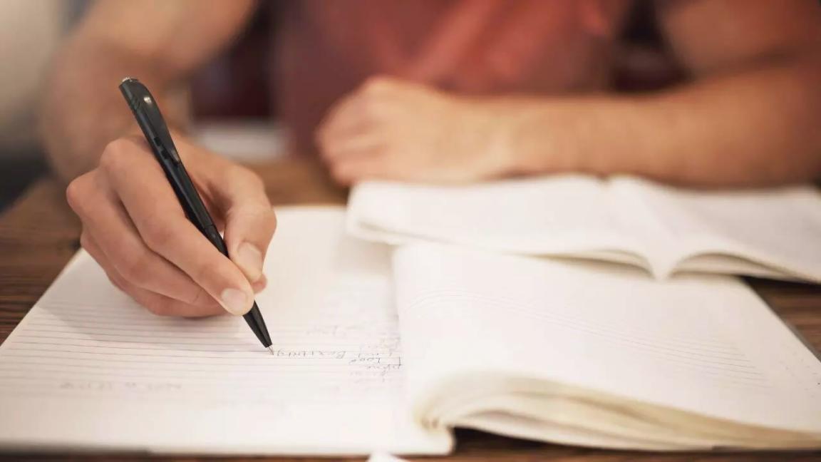 Estudiante analizando datos de pronóstico en pantalla con gráficos estadísticos